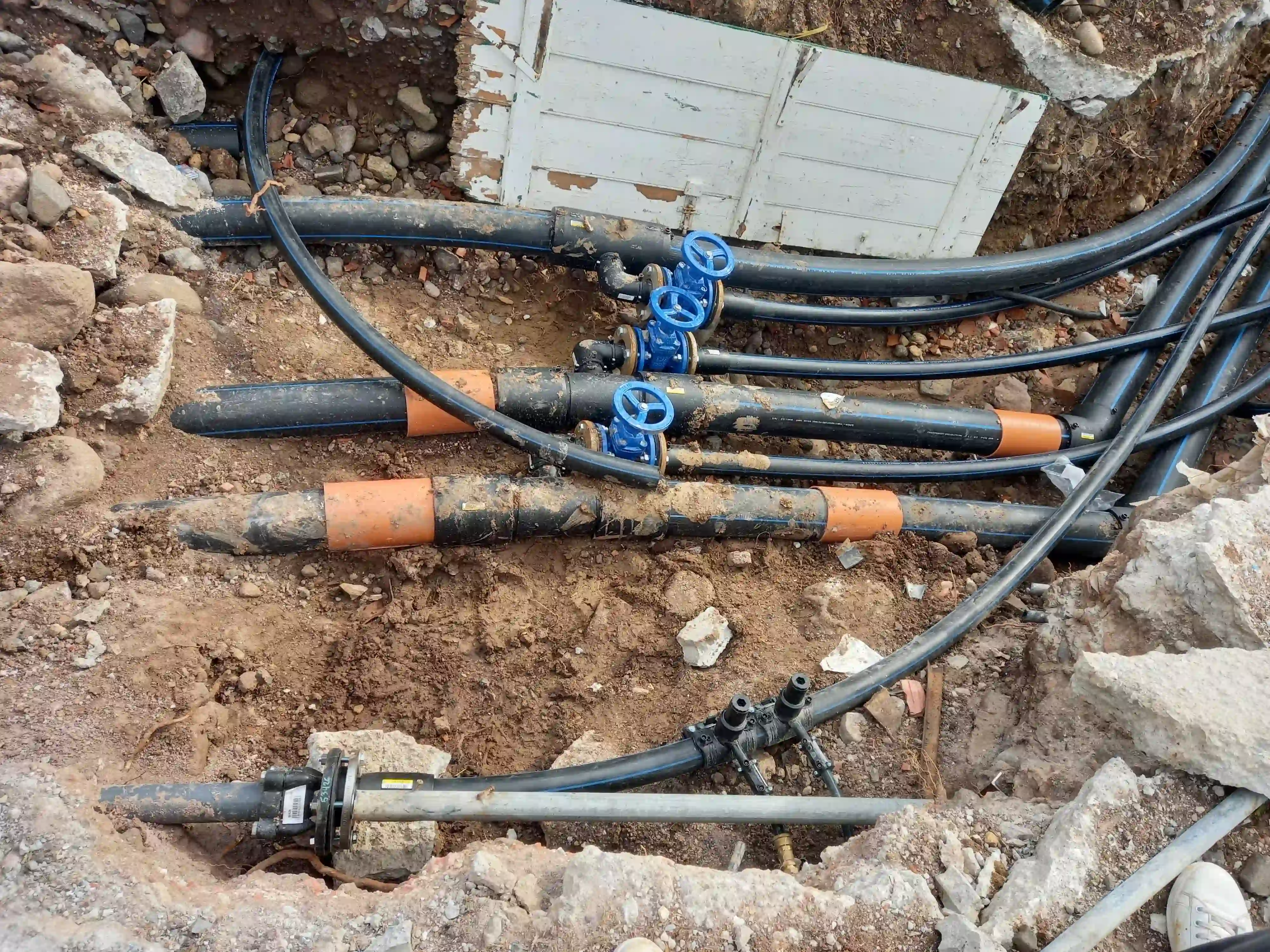 Απεικόνιση τμήμα του δικτύου ύδρευσης με τους τρείς σωλήνες πριν την διακλάδωσή τους στις γεωτρήσεις. Απεικονίζεται επίσης οι βάνες λειτουργίας τους.